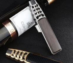 Merkloos Turbo Jetflame Aansteker - Gasbrander - Vuurwerk Torch - Crème Brûlée Brander - BBQ En Sigaren Aansteker - Windproof - Carbon Met Goudkleurige Metalen Behuizing -Barbecues Winkel 1200x1028 2