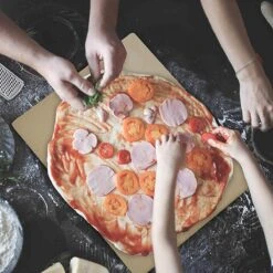 Buxibo 2in1 Pizzasteen - Voor BBQ & Oven - Inclusief Serveer Plank - Pizzabord/Pizzaplank - 30.5 X 38.1 X 1.4 Cm -Barbecues Winkel 1200x1200 180