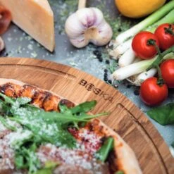 Boska Pizzaplank Friends L - BBQ Accessoires - Eikenhout - Handige Opvanggeul - Ø 34 Cm -Barbecues Winkel 1200x1200 214