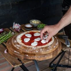 Boska Pizzaplank Friends L - BBQ Accessoires - Eikenhout - Handige Opvanggeul - Ø 34 Cm -Barbecues Winkel 1200x1200 222