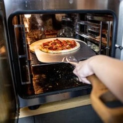 Boska Pizzasteen Deluxe - Voor Oven & BBQ - Knapperige Pizza's - Ø 29.5 Cm - BBQ Accessoires 33 Boska Pizzasteen Deluxe - Voor Oven & BBQ - Knapperige Pizza's - Ø 29.5 Cm - BBQ Accessoires -Barbecues Winkel 1200x1200 249