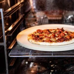 Boska Pizzasteen Deluxe - Voor Oven & BBQ - Knapperige Pizza's - Ø 29.5 Cm - BBQ Accessoires 38 Boska Pizzasteen Deluxe - Voor Oven & BBQ - Knapperige Pizza's - Ø 29.5 Cm - BBQ Accessoires -Barbecues Winkel 1200x1200 252