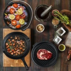 Dutch Mountains Gietijzeren Pannenset 7-delig - Dutch Oven – Braadpan - Grillpan - Hapjespan - Kookset In Houten Transportkist - Deksellifter - Brander -Barbecues Winkel 1200x1200 314