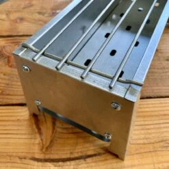 Spiedini Saté-bbq Bali 40 Mini - Kleine, Smalle Houtskoolbarbecue Met Horizontaal Rooster Voor Sate Of Andere Spiesjes - 40 Cm Lang, 11 Cm Breed, 14 Cm Hoog - Ideaal Voor Tuin- Of Open Haard, Of Balkon - Materiaal: Gealuminiseerd Ijzer -Barbecues Winkel 1200x1200 703