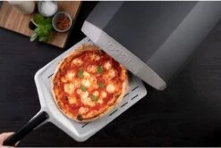 Ooni Pizzaschep Aluminium - Perforated Pizza Peel 12 Inch 11 Ooni Pizzaschep Aluminium - Perforated Pizza Peel 12 Inch -Barbecues Winkel 1200x806 1