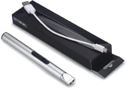 Staza Oplaadbare Lange Elektrische Aansteker - Duurzame Plasma Aansteker - Inclusief Cadeauverpakking - BBQ - Kaarsen 9 Staza Oplaadbare Lange Elektrische Aansteker - Duurzame Plasma Aansteker - Inclusief Cadeauverpakking - BBQ - Kaarsen -Barbecues Winkel 1200x839 1