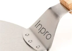 Inpro Pizzaschep RVS - Rond - Voor BBQ En Oven - Pizzaspatel - Taartschep - Houten Handvat - BBQ Gereedschap - Keukengerei - 30 Cm Diameter - Spatel -Barbecues Winkel 1200x842