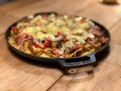 Valhal Outdoor Skillet / Plancha / Koekenpan - Gietijzer - Diameter 35cm, Twee Handvatten, VH35F 32 Valhal Outdoor Skillet / Plancha / Koekenpan - Gietijzer - Diameter 35cm, Twee Handvatten, VH35F -Barbecues Winkel 1200x900 14