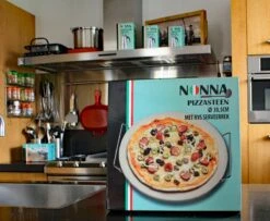 Nonna Pizzasteen Ø30,5 Met RVS Serveerrek - Stenen Pizzaplaat / Ovenplaat (11mm Dik) Voor Oven En Barbecue (BBQ) - Maximaal 600 Graden Celcius 11 Nonna Pizzasteen Ø30,5 Met RVS Serveerrek - Stenen Pizzaplaat / Ovenplaat (11mm Dik) Voor Oven En Barbecue (BBQ) - Maximaal 600 Graden Celcius -Barbecues Winkel 1200x985