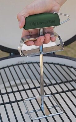 Big Green Egg Grid Lifter - Rooster Lifter - Gietijzeren Rooster Lifter -Barbecues Winkel 745x1200