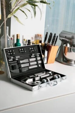 Sens Design BBQ Accesoires - 18 Delig - BBQ Gereedschapset Koffer 19 Sens Design BBQ Accesoires - 18 Delig - BBQ Gereedschapset Koffer -Barbecues Winkel 800x1200 1