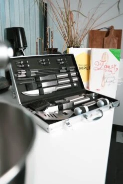 Sens Design BBQ Accesoires - 18 Delig - BBQ Gereedschapset Koffer 17 Sens Design BBQ Accesoires - 18 Delig - BBQ Gereedschapset Koffer -Barbecues Winkel 801x1200