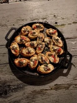 Valhal Outdoor Skillet / Plancha / Koekenpan - Gietijzer - Diameter 35cm, Twee Handvatten, VH35F 27 Valhal Outdoor Skillet / Plancha / Koekenpan - Gietijzer - Diameter 35cm, Twee Handvatten, VH35F -Barbecues Winkel 900x1200 10