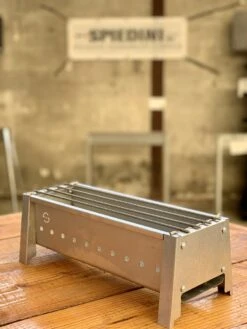 Spiedini Saté-bbq Bali 40 Mini - Kleine, Smalle Houtskoolbarbecue Met Horizontaal Rooster Voor Sate Of Andere Spiesjes - 40 Cm Lang, 11 Cm Breed, 14 Cm Hoog - Ideaal Voor Tuin- Of Open Haard, Of Balkon - Materiaal: Gealuminiseerd Ijzer -Barbecues Winkel 900x1200 19